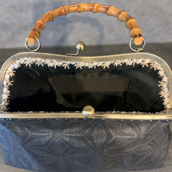 新作　和の心シリーズ　伝統工芸本場大島紬　洗練された大きめバンブー紬の優しい艶感に飾りを添えて、、、つまみ細工 9枚目の画像