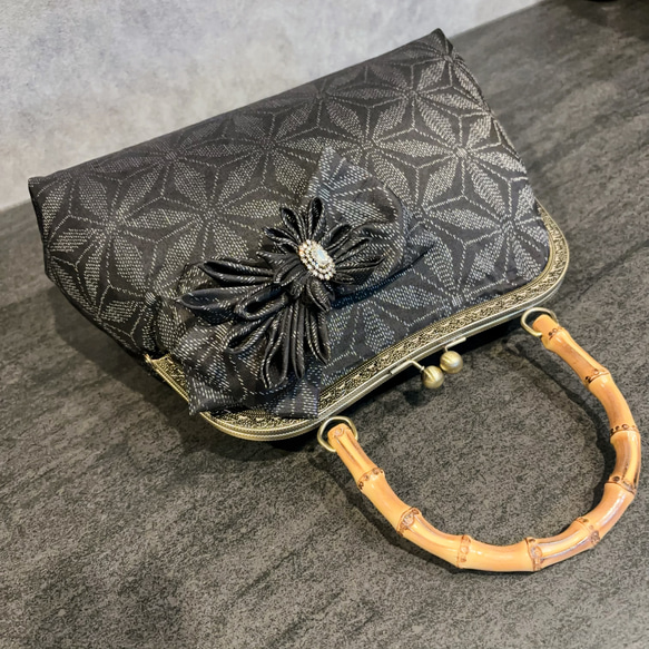 新作　和の心シリーズ　伝統工芸本場大島紬　洗練された大きめバンブー紬の優しい艶感に飾りを添えて、、、つまみ細工 2枚目の画像