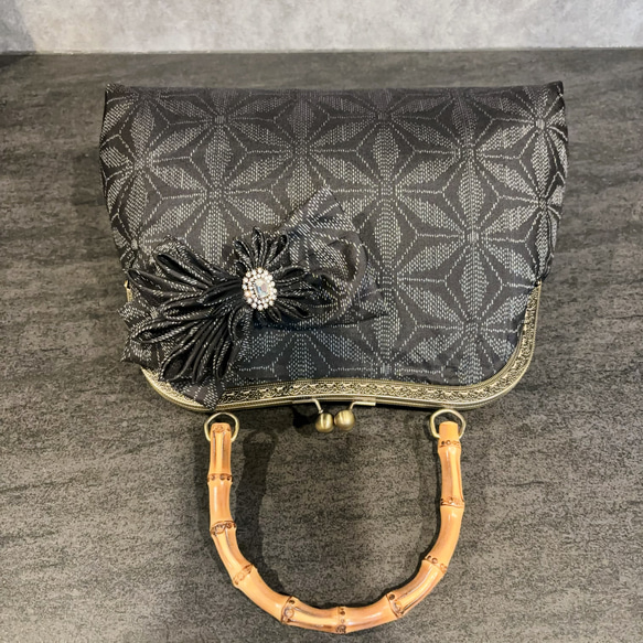 新作　和の心シリーズ　伝統工芸本場大島紬　洗練された大きめバンブー紬の優しい艶感に飾りを添えて、、、つまみ細工 6枚目の画像