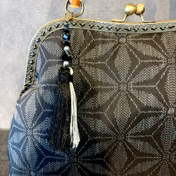 新作　和の心シリーズ　伝統工芸本場大島紬　洗練された大きめバンブー紬の優しい艶感に飾りを添えて、、、つまみ細工 11枚目の画像