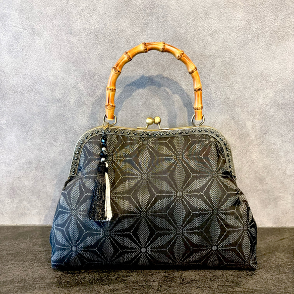 新作　和の心シリーズ　伝統工芸本場大島紬　洗練された大きめバンブー紬の優しい艶感に飾りを添えて、、、つまみ細工 10枚目の画像