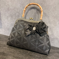 新作　和の心シリーズ　伝統工芸本場大島紬　洗練された大きめバンブー紬の優しい艶感に飾りを添えて、、、つまみ細工 3枚目の画像