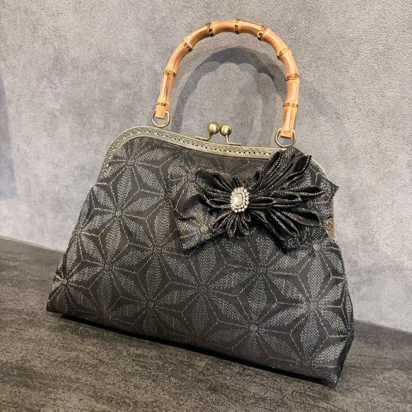 新作　和の心シリーズ　伝統工芸本場大島紬　洗練された大きめバンブー紬の優しい艶感に飾りを添えて、、、つまみ細工 3枚目の画像