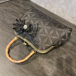 新作　和の心シリーズ　伝統工芸本場大島紬　洗練された大きめバンブー紬の優しい艶感に飾りを添えて、、、つまみ細工 5枚目の画像