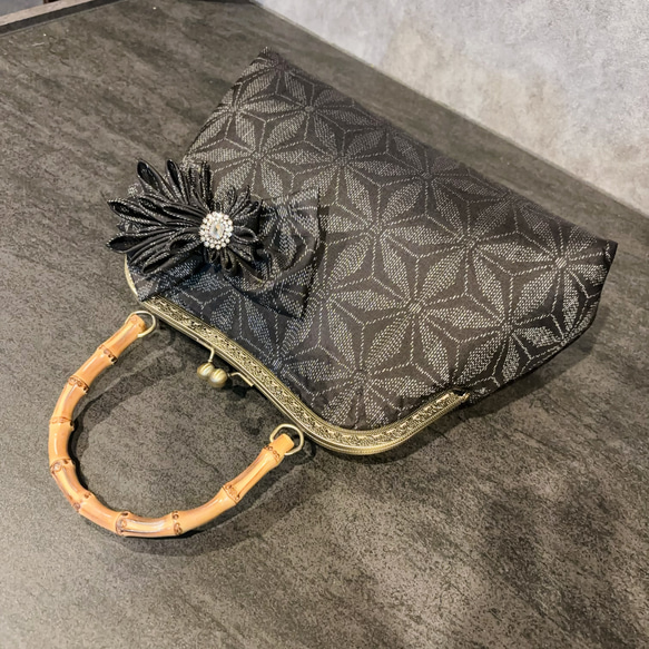 新作　和の心シリーズ　伝統工芸本場大島紬　洗練された大きめバンブー紬の優しい艶感に飾りを添えて、、、つまみ細工 5枚目の画像