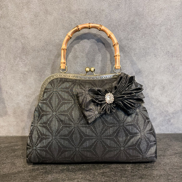 新作　和の心シリーズ　伝統工芸本場大島紬　洗練された大きめバンブー紬の優しい艶感に飾りを添えて、、、つまみ細工 1枚目の画像