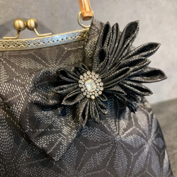 新作　和の心シリーズ　伝統工芸本場大島紬　洗練された大きめバンブー紬の優しい艶感に飾りを添えて、、、つまみ細工 7枚目の画像