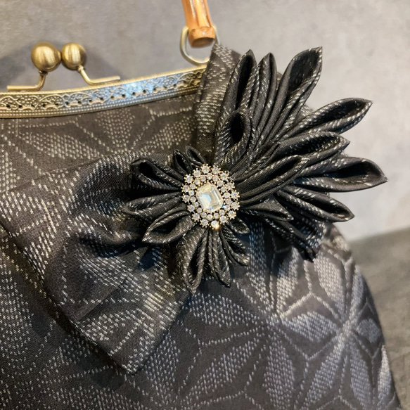 新作　和の心シリーズ　伝統工芸本場大島紬　洗練された大きめバンブー紬の優しい艶感に飾りを添えて、、、つまみ細工 7枚目の画像