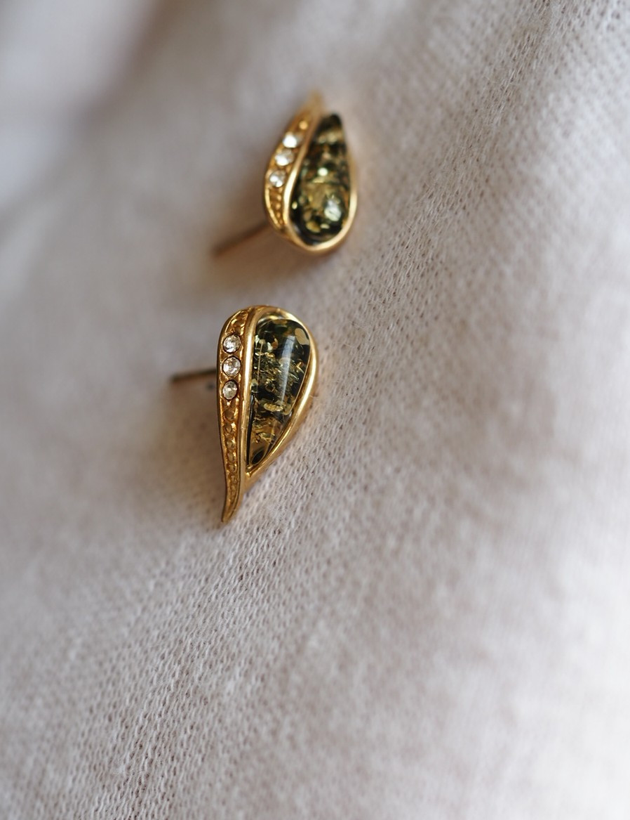 バルト海天然アンバー　雫　S925K18GPピアス（ブラック＆ゴールド）