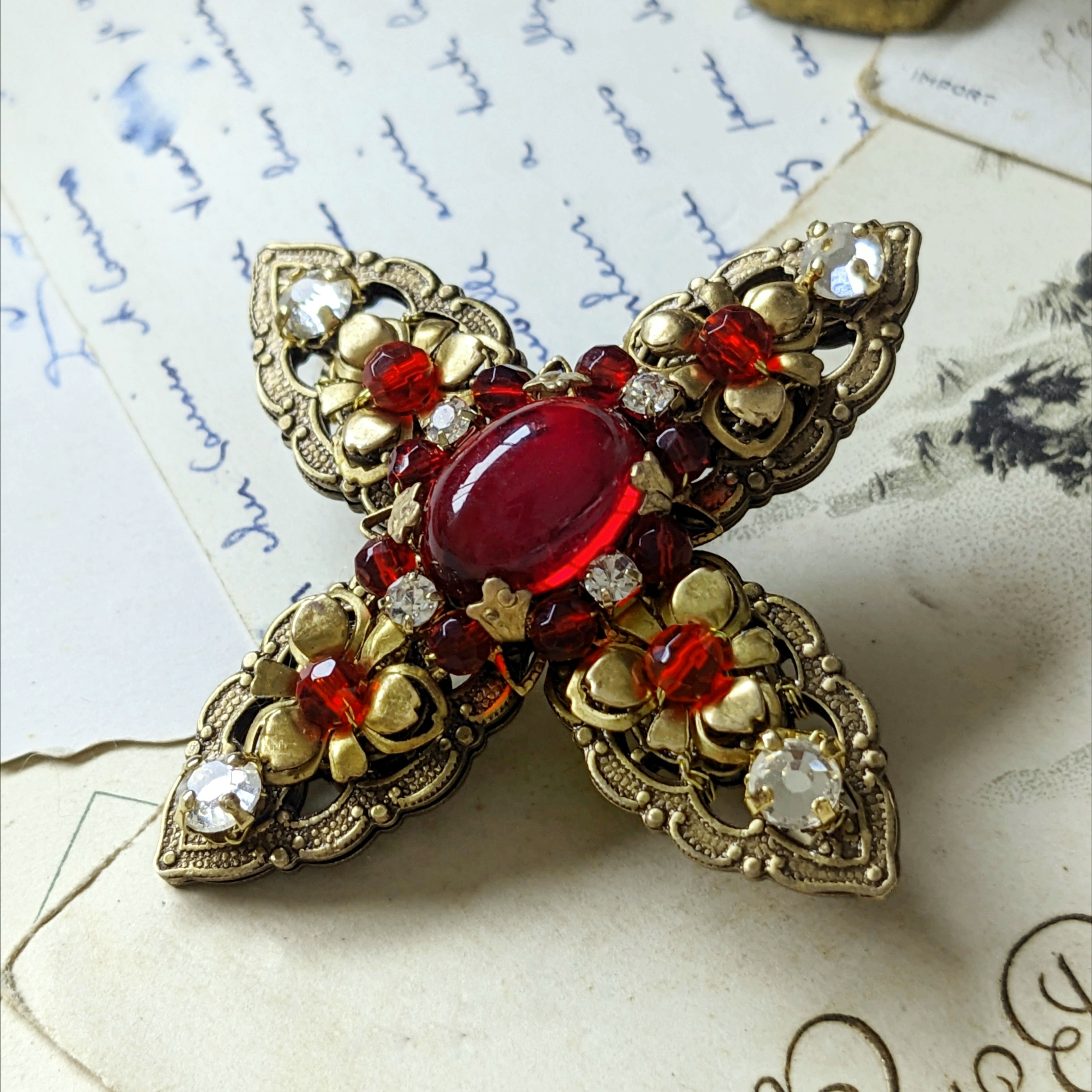 +-+-+クロスとルビーレッド+-+-+　ヴィンテージカボションと真鍮クロスフィリグリーのブローチ