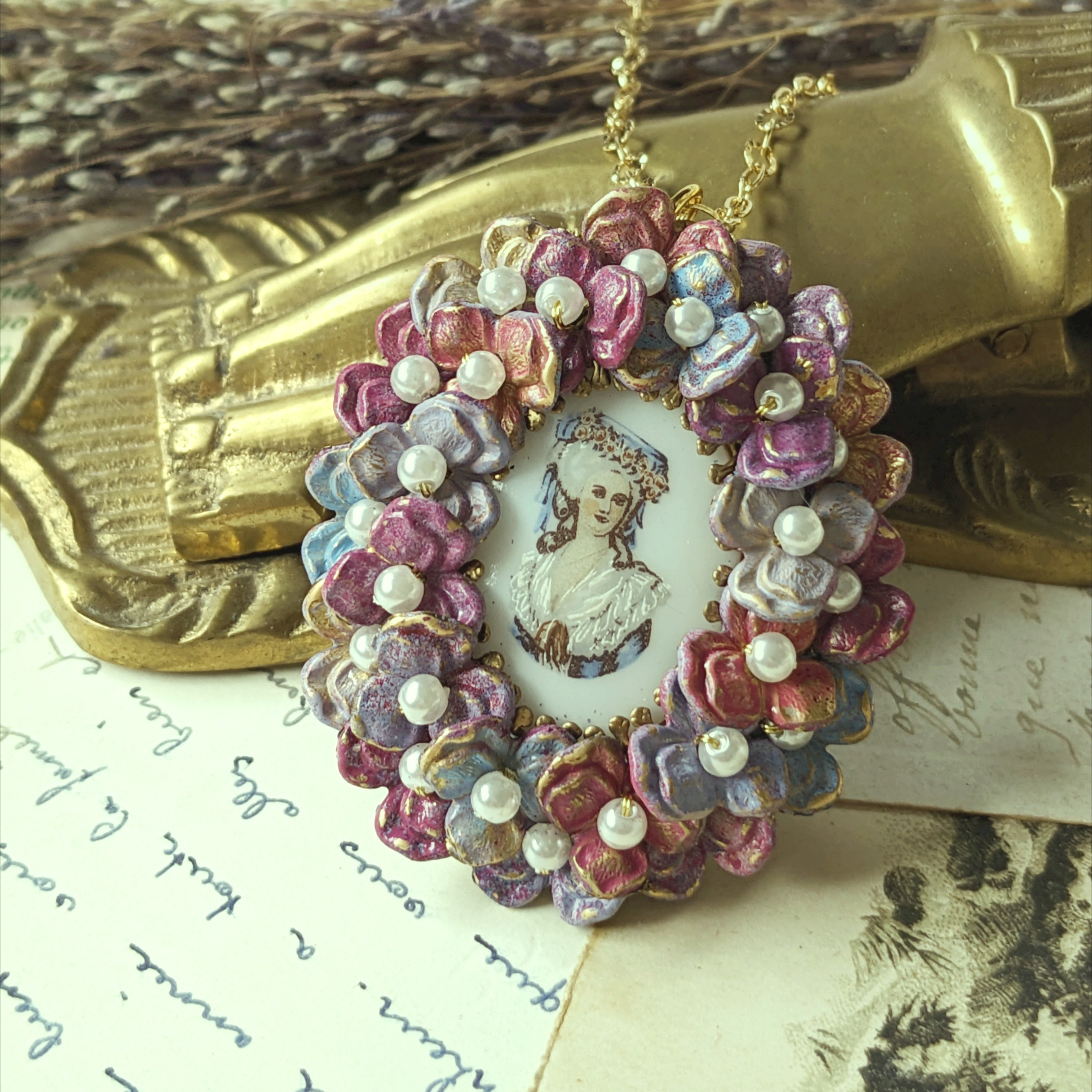 ✿お花と貴婦人✿　ヴィンテージカボションとシャビーシックフラワーのブローチペンダント