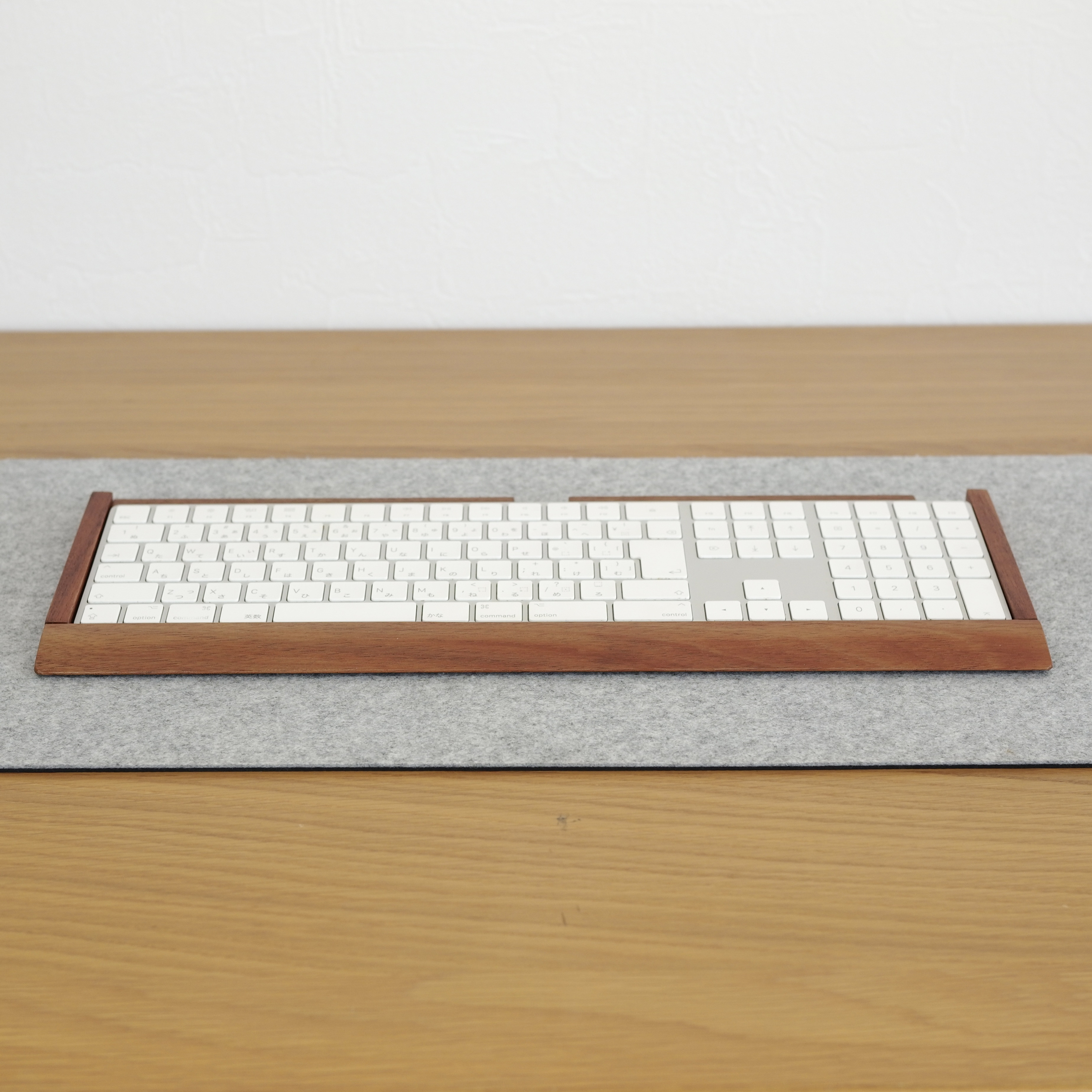 MagicKeybordテンキー付き用ウォルナット・オーク無垢材トレイ(2021年モデル以降対応)