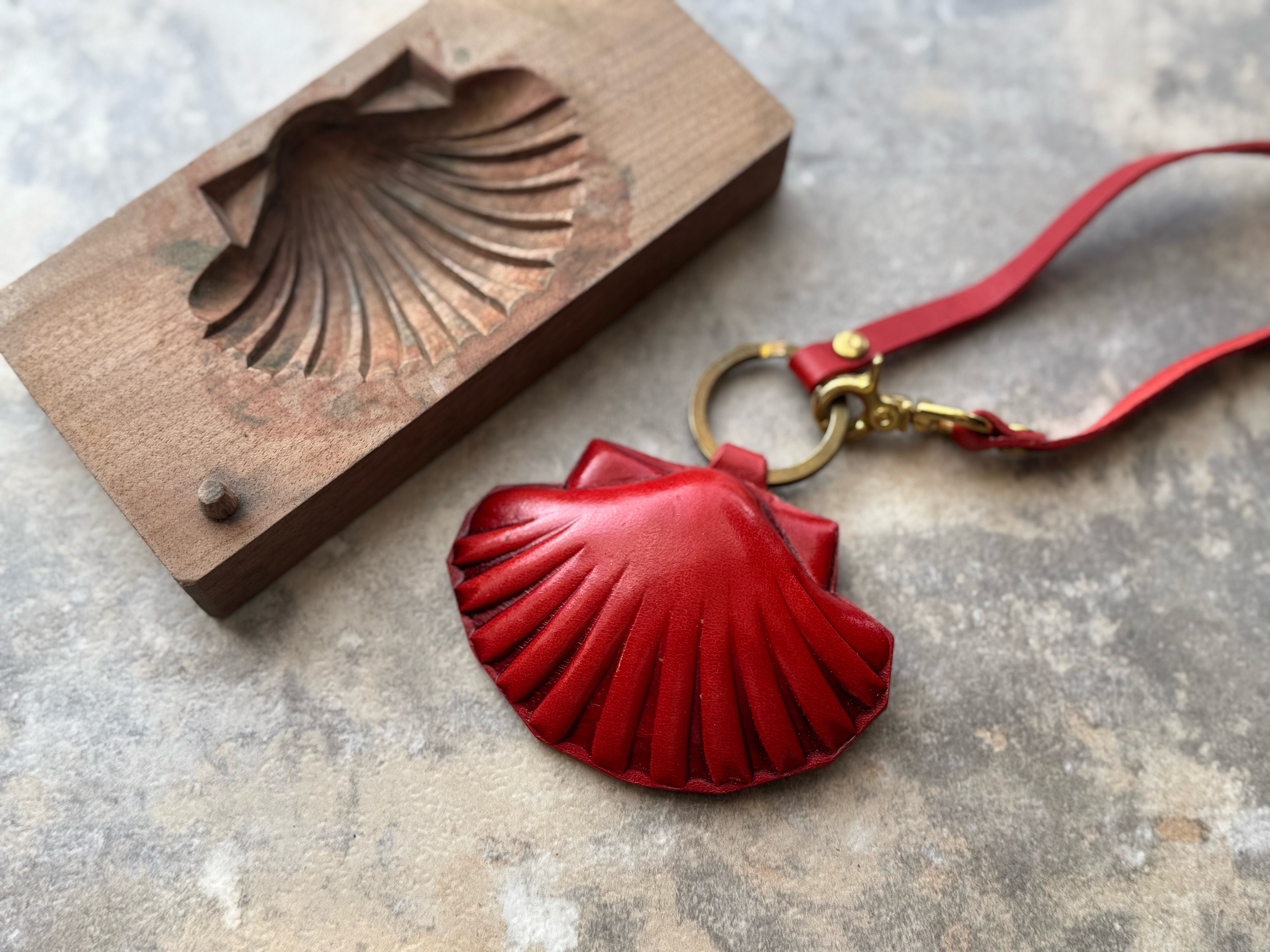 《刻形 ― 大帆立》 — 古い木型から生まれた革のレリーフ —