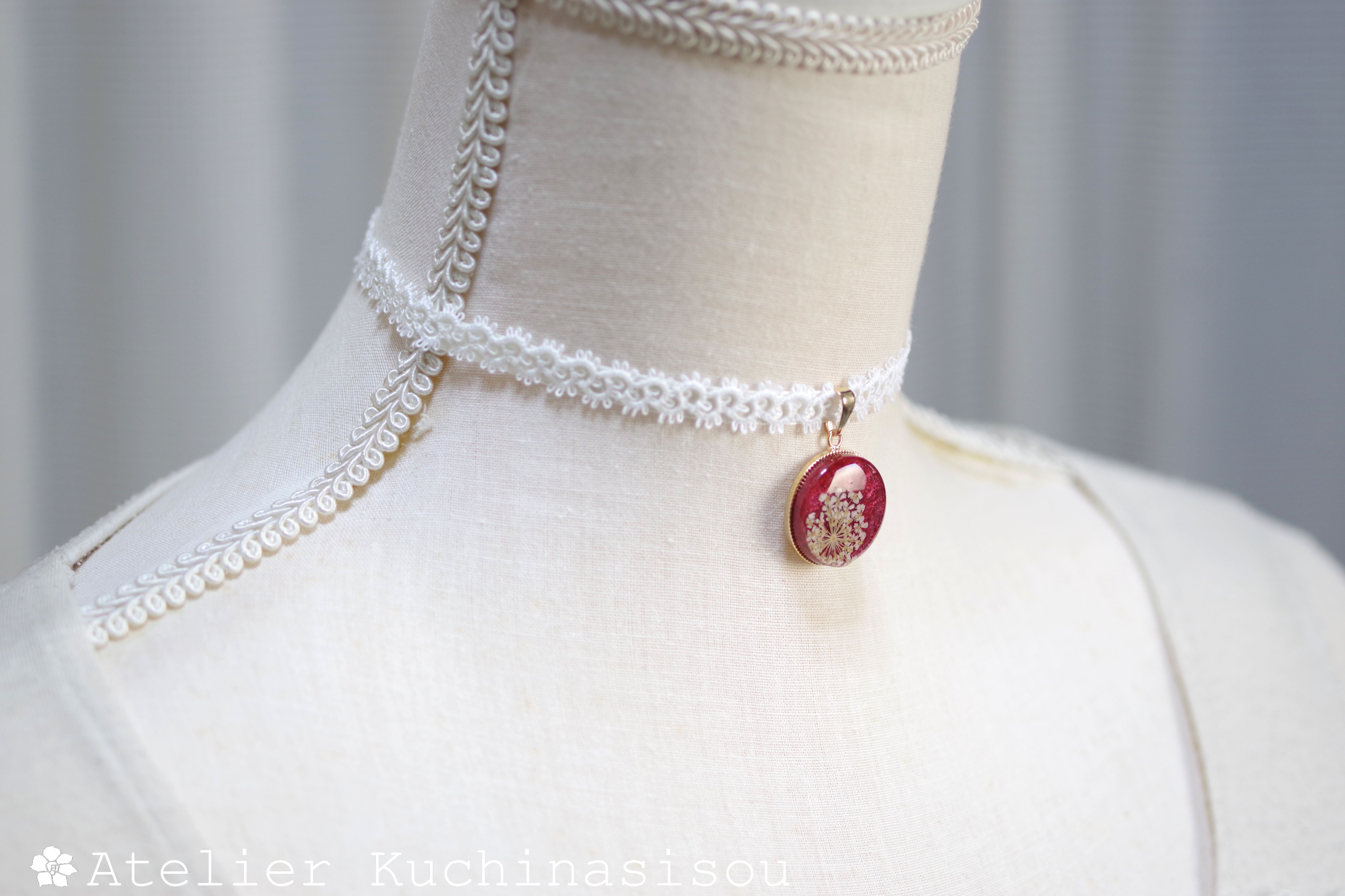 【受注製作】レジンアート　ラウンドモチーフとタティングレースとサテンリボンのチョーカー〈噂の貴女〉