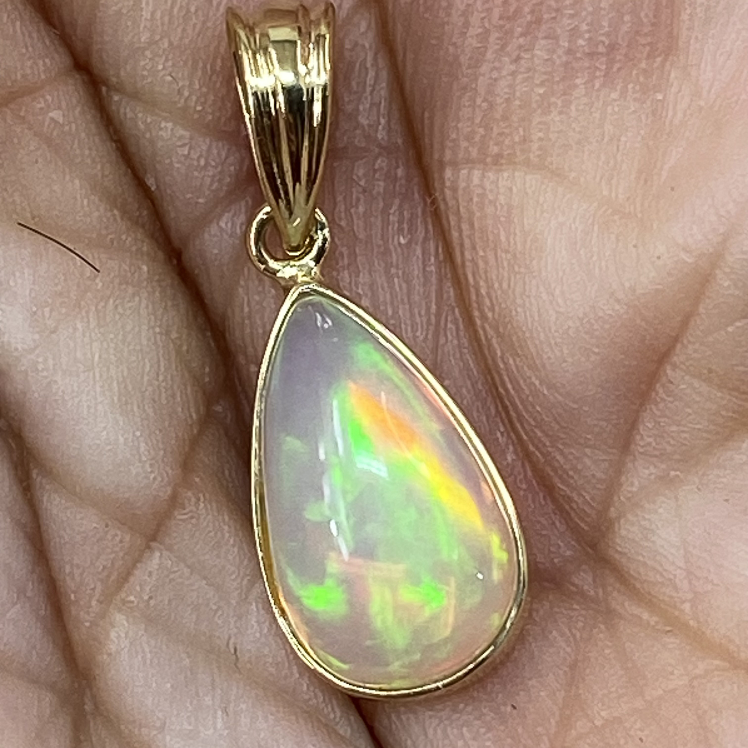 幻想的な遊色効果が目を惹く K18YG AU750 18金 天然エチオピアオパール ペンダントトップ