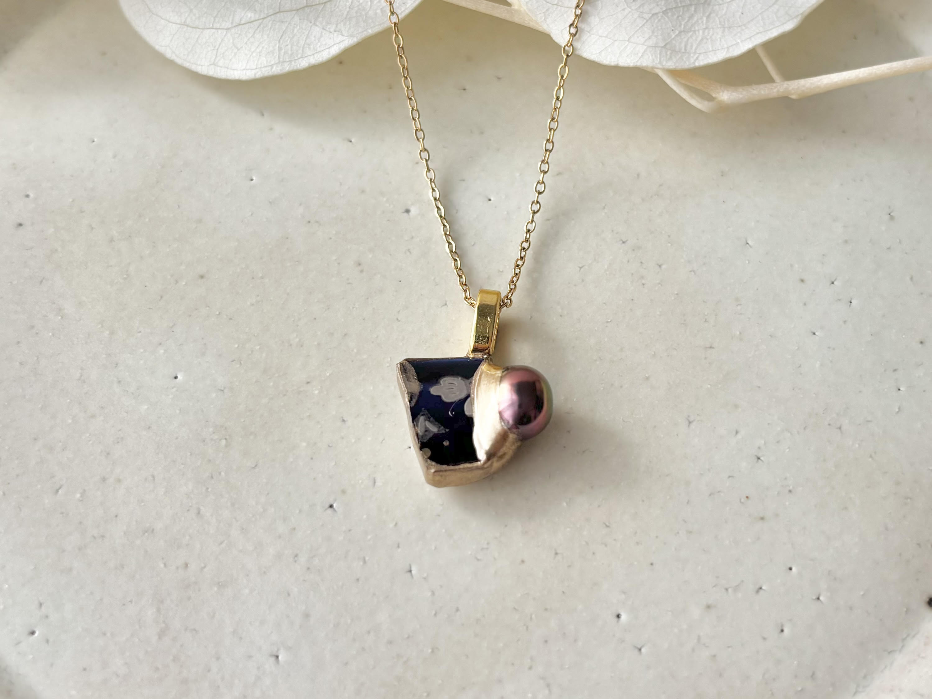 有田焼　金継ぎネックレス　サージカルステンレスチェーン　アレルギー対応18K　青　リーフ柄　淡水パール　伝統工芸#481