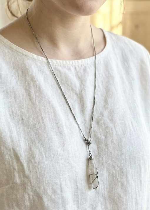 ホワイトマーブルクォーツのスライドネックレス