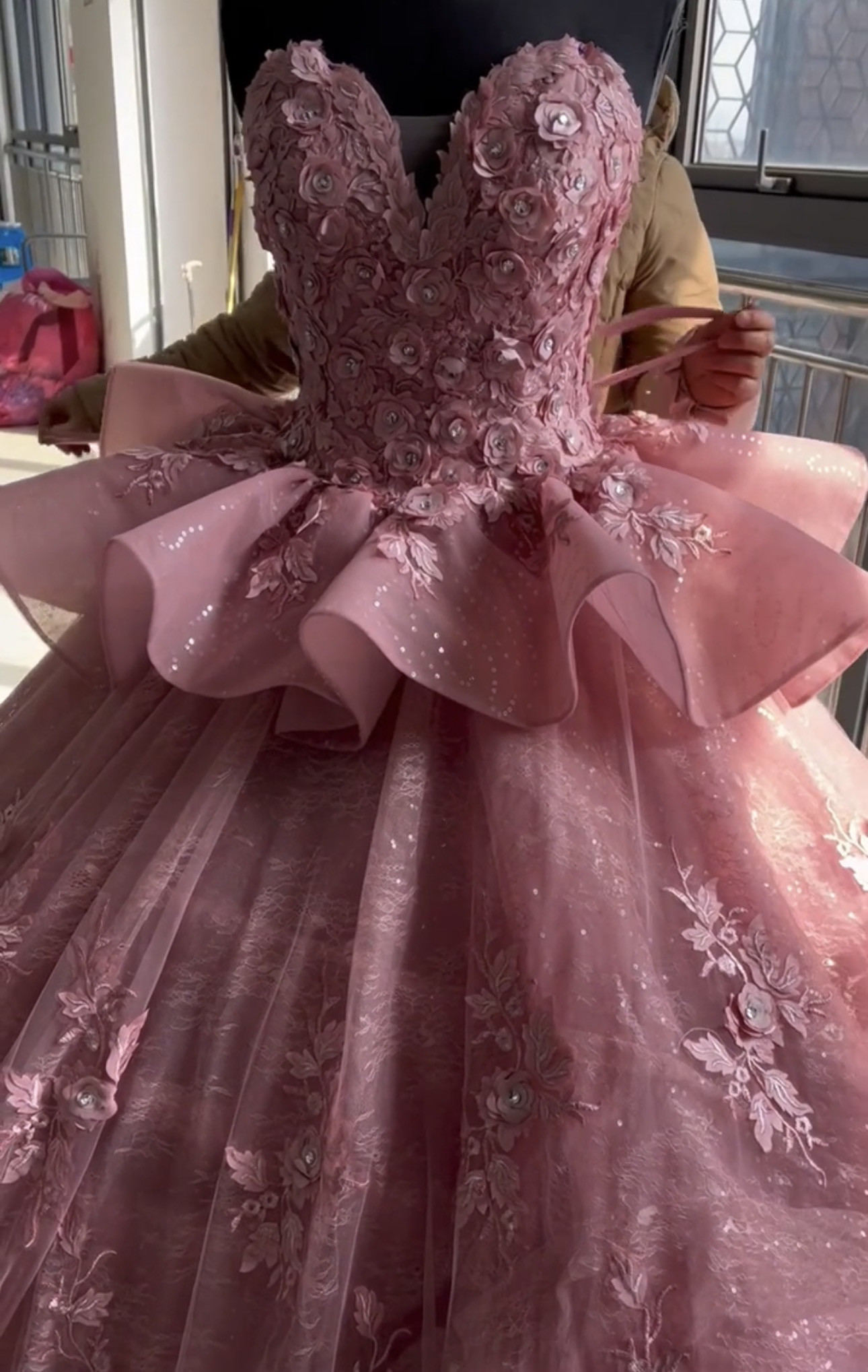 見逃さない　スイカ色　コンテスト音楽会演奏会　ラッフルスカート　チューブトップ　人気ドレス　お色直し　プリンセスイベント