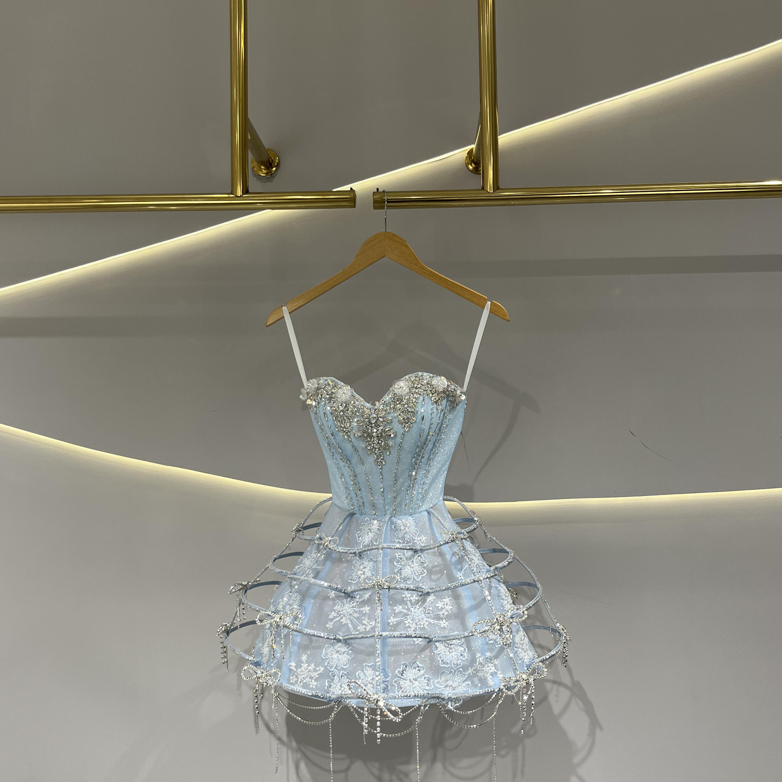 柔らかいブルー　ミニドレス　ビジュー　フレアスカート　ボリューム感　キラキラ　立体的にスカート　大人気上昇中コンテスト