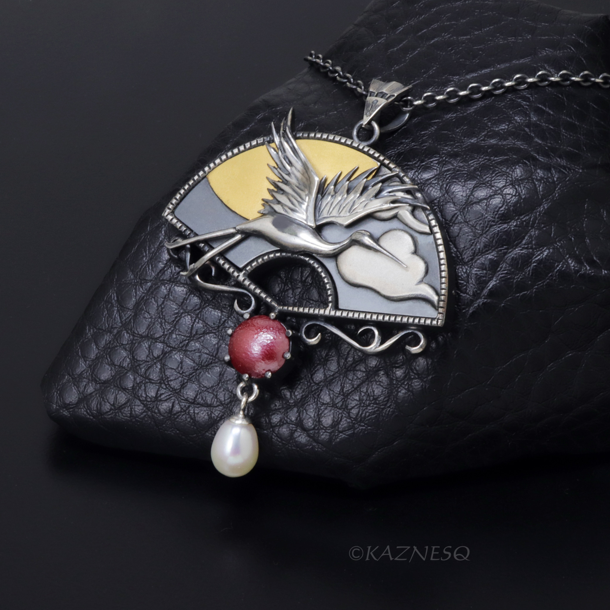 和テイストの鶴の扇形シルバーペンダント、純金と緋銅とパール