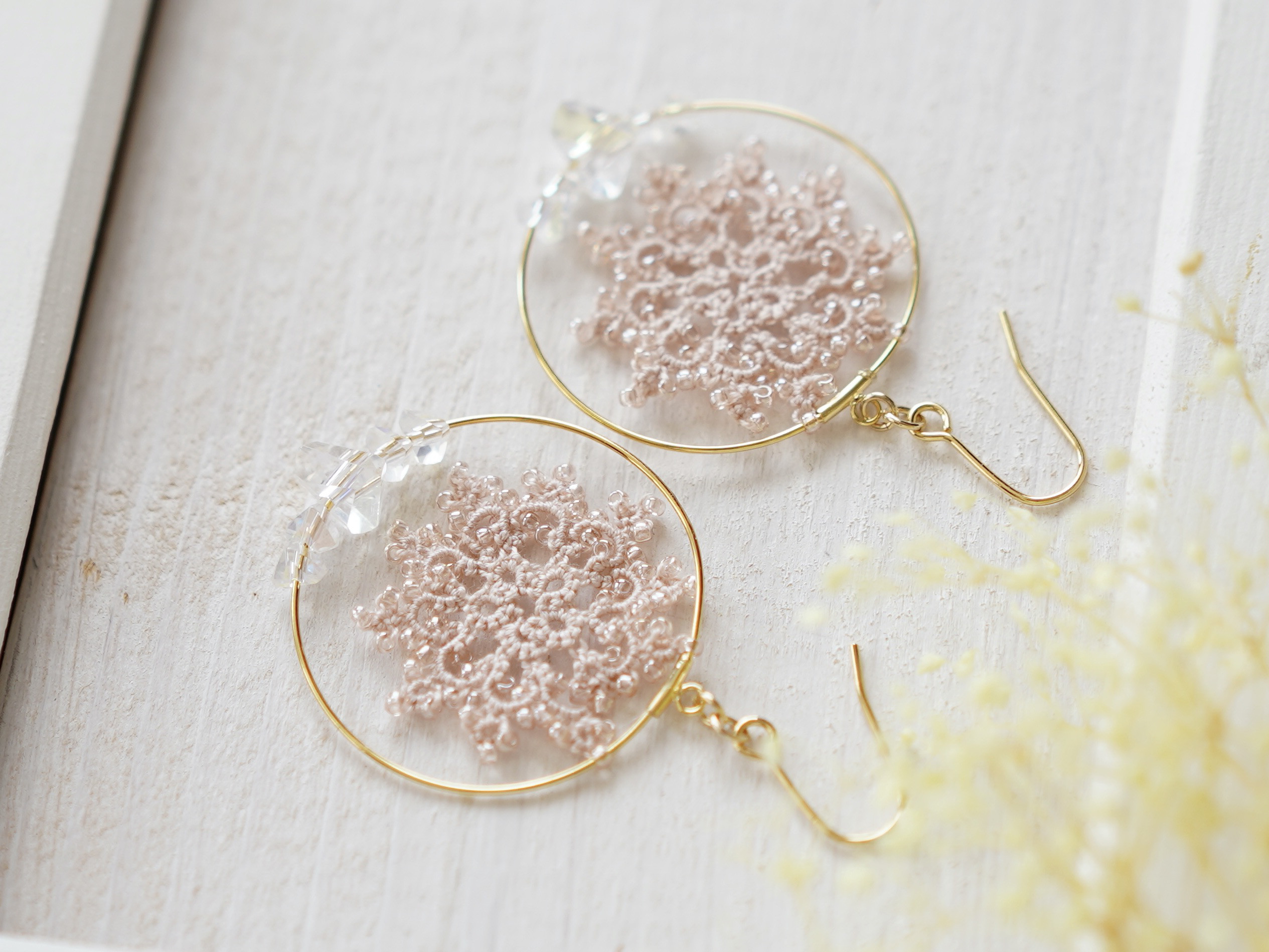 桜色タティングレース　上品・軽やか・揺れる耳飾り ピアス/イヤリング