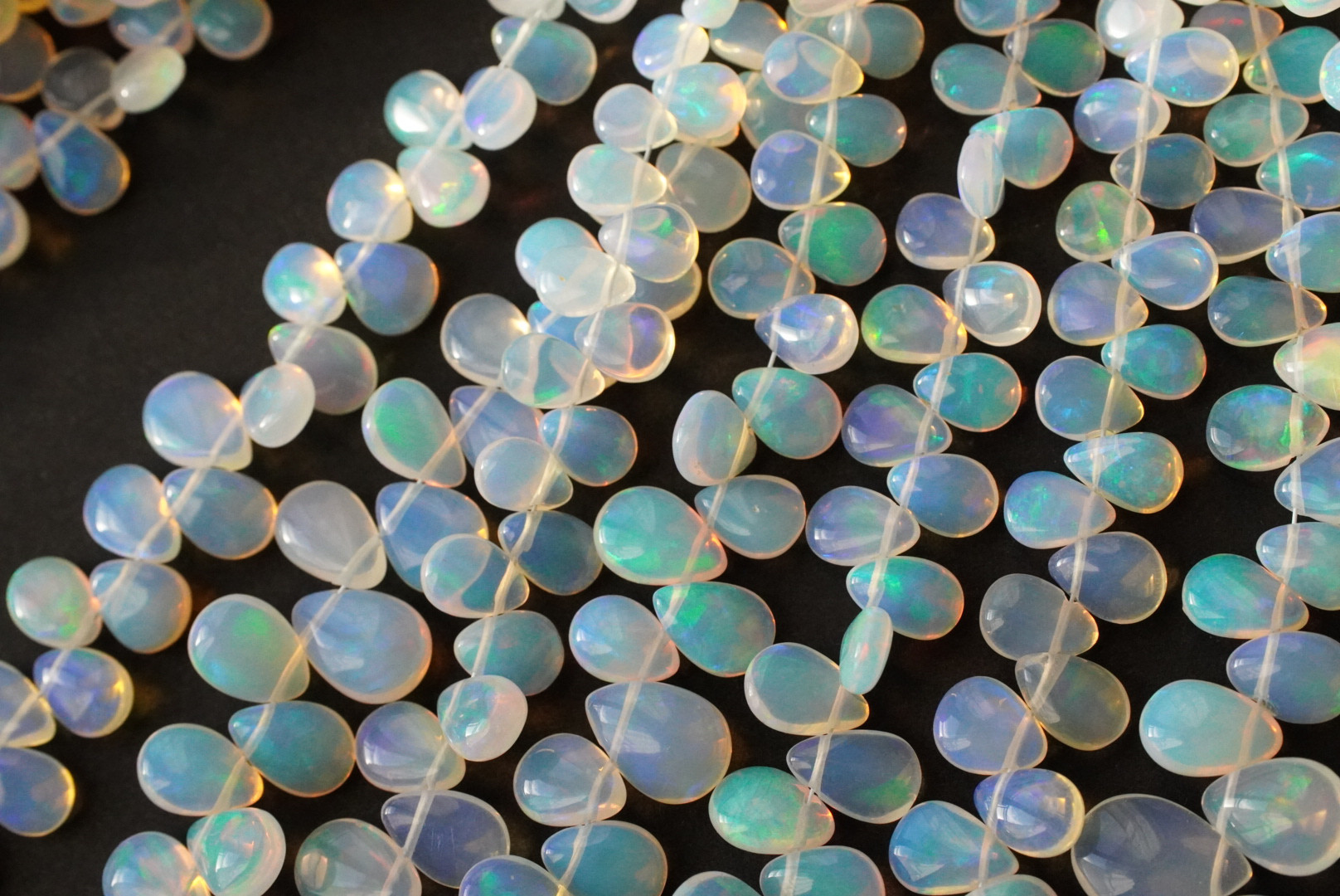 【ギラギラ遊色】エチオピアンオパール　スムース　ペアシェイプ