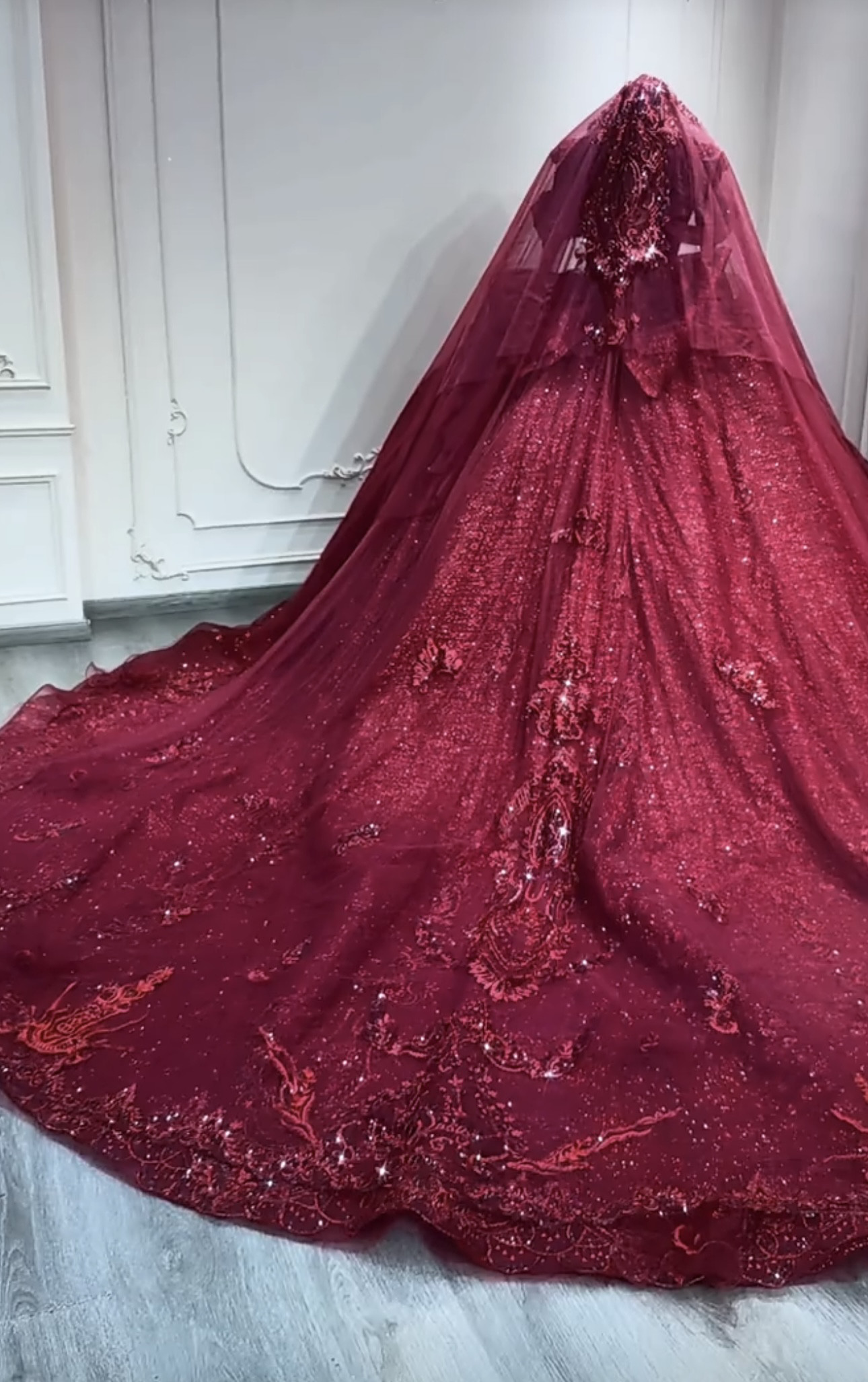 見逃さない　オフショルダー　二の腕カバー　バックリボン　高品質カラードレス　魅惑の刺繍　ワインレッド　ソフトチュール挙式