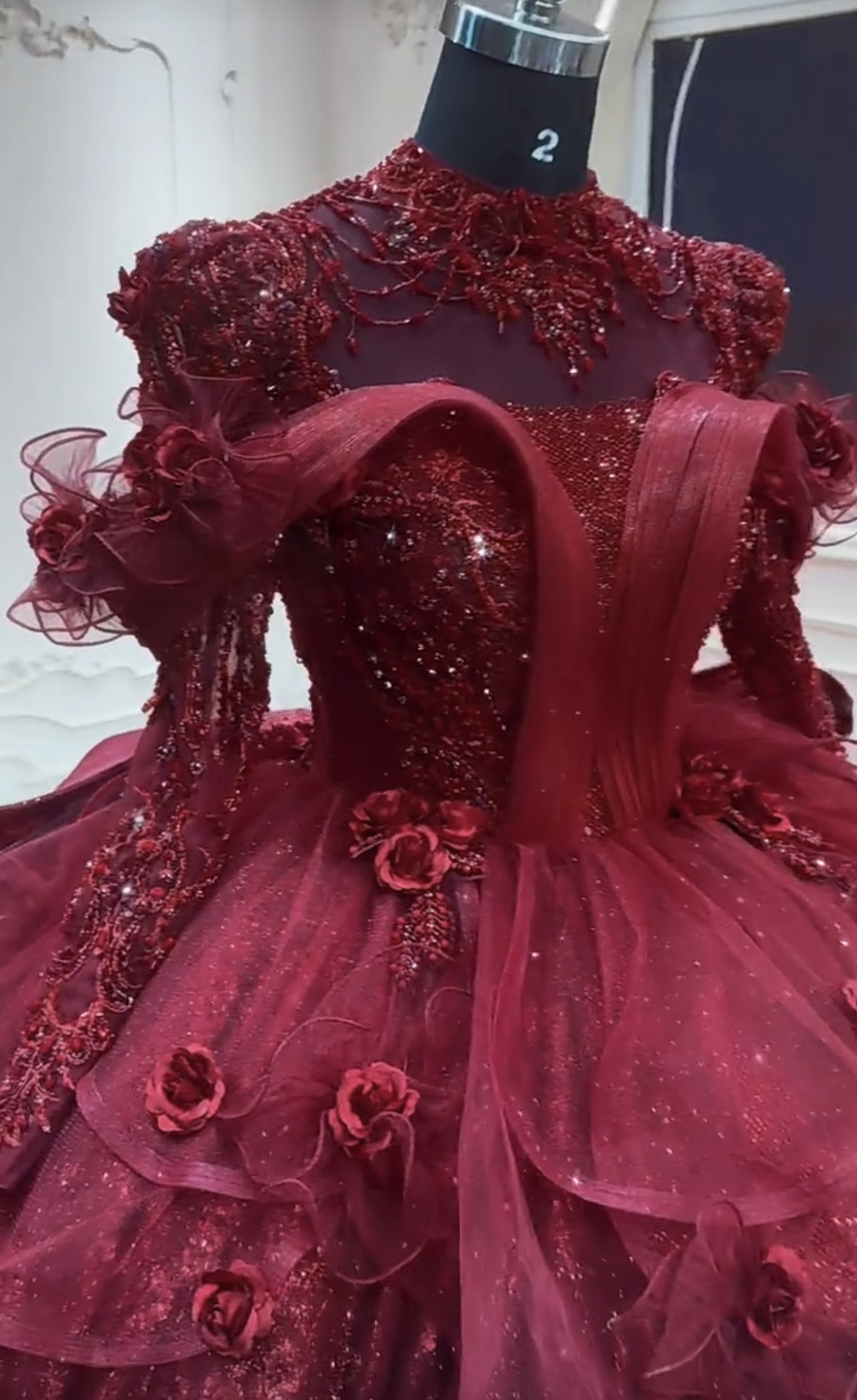 見逃さない　オフショルダー　二の腕カバー　バックリボン　高品質カラードレス　魅惑の刺繍　ワインレッド　ソフトチュール挙式