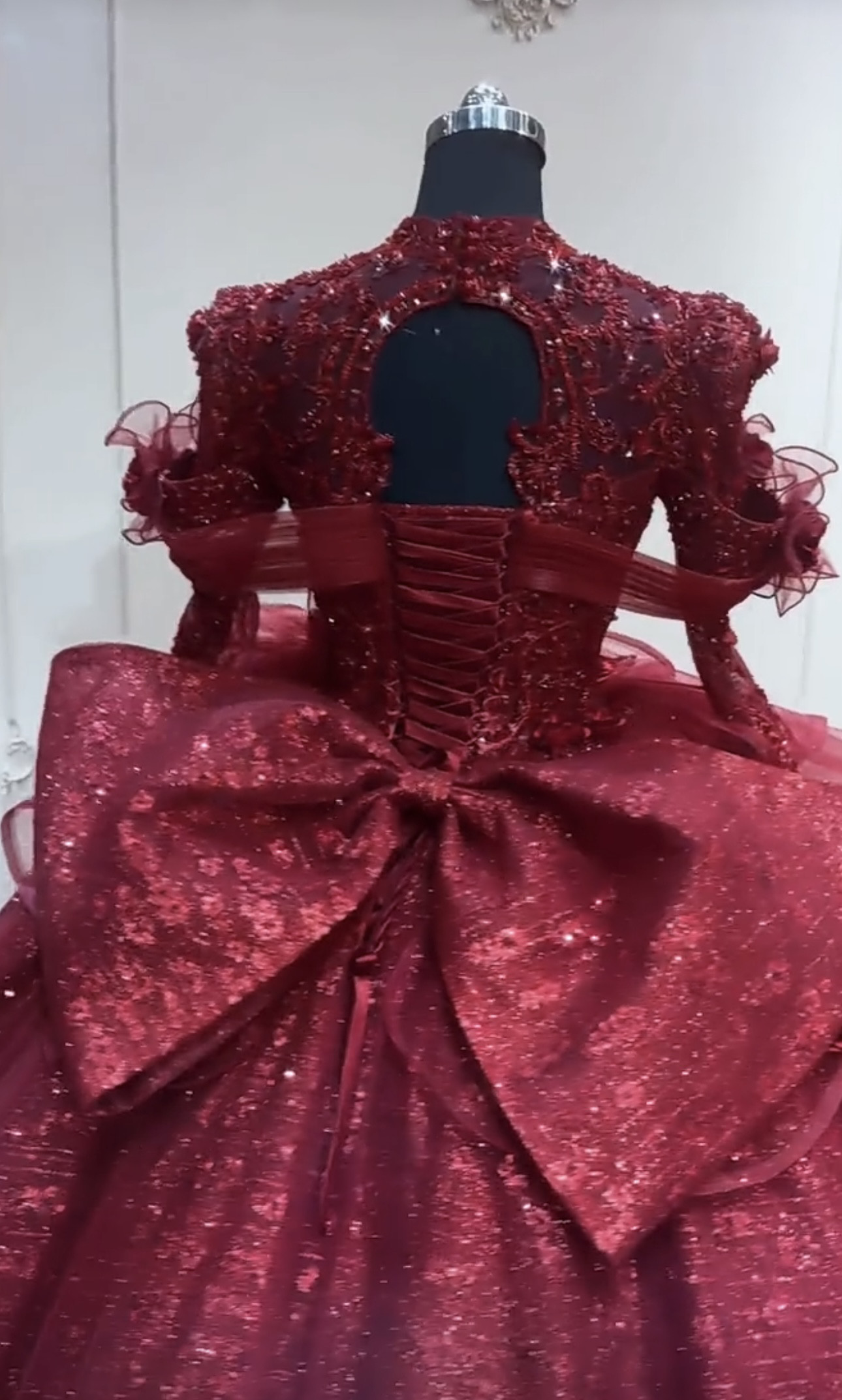 見逃さない　オフショルダー　二の腕カバー　バックリボン　高品質カラードレス　魅惑の刺繍　ワインレッド　ソフトチュール挙式