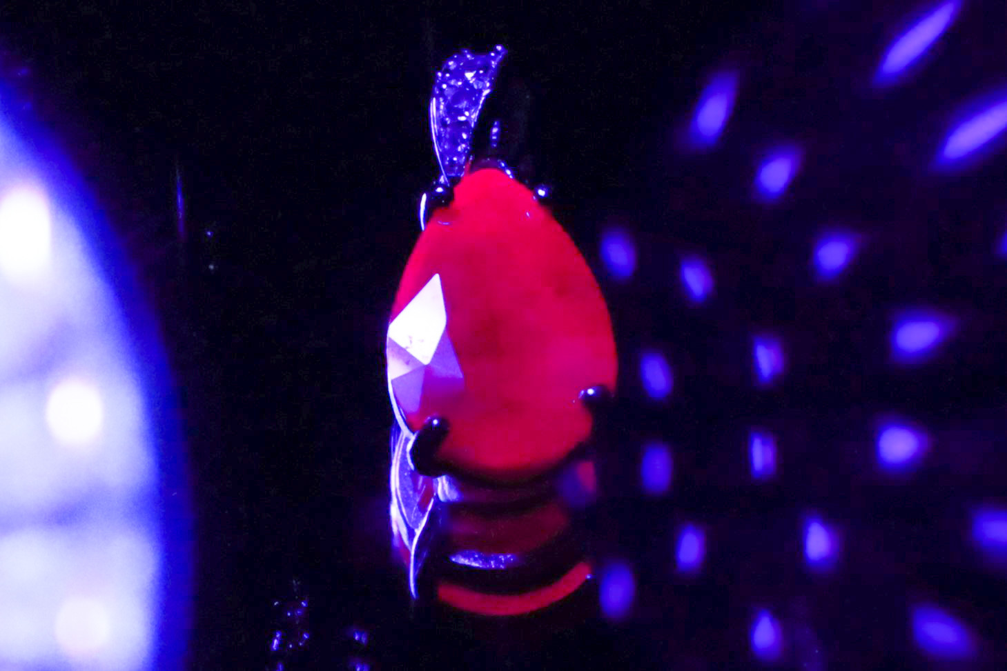 美蛍光 「勇気をもたらす石!?」天然 ルビー ミャンマー（旧称ビルマ）産  2.07ct  シルバー925 ペンダント