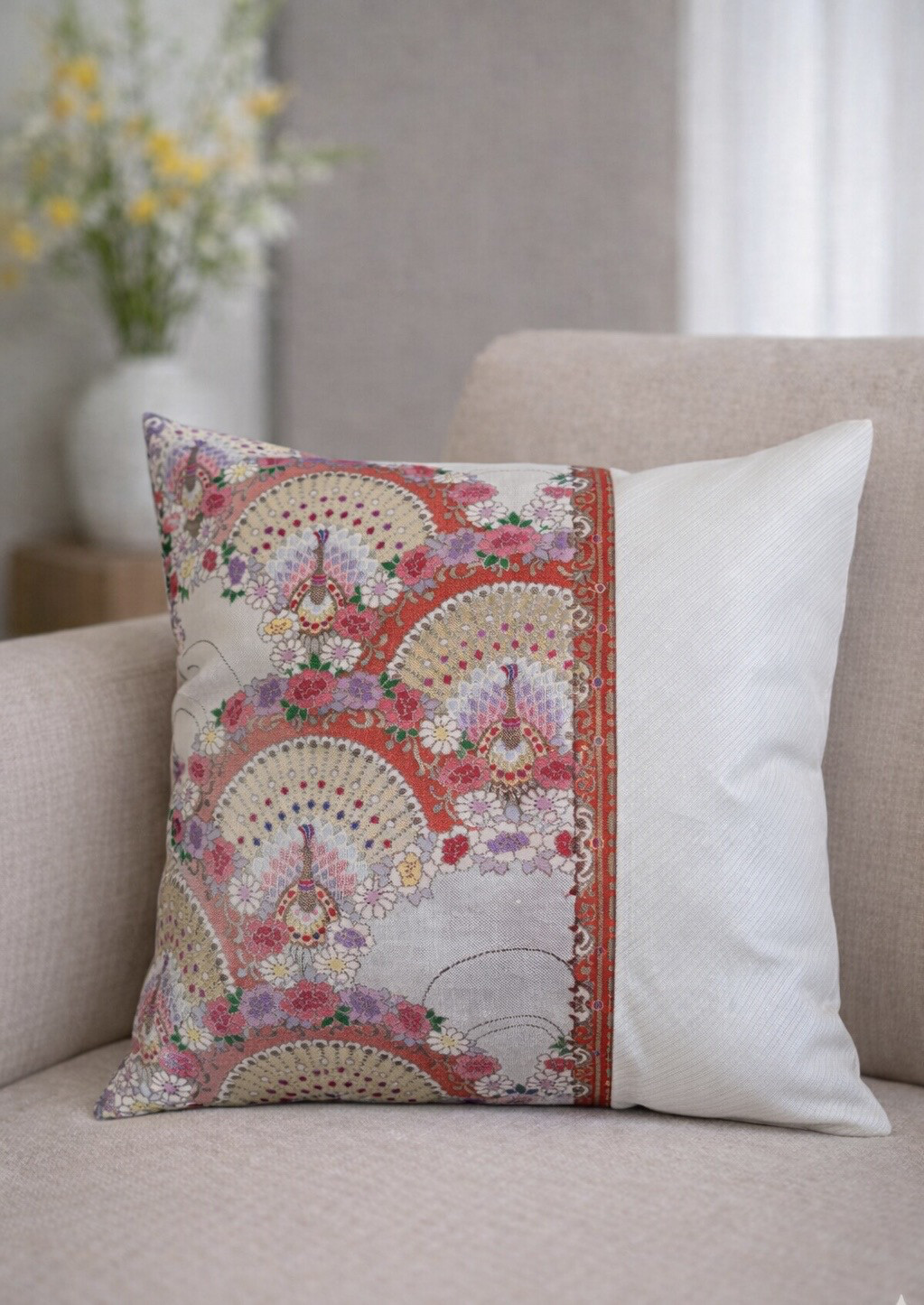 帯リメイク クッションカバー 45cm / 紅白・扇・孔雀文様 / 和モダン・アップサイクル