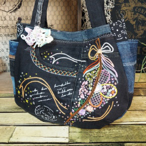 刺繍デニムバック　No.677　～　デニムリメイク　リメイクバック　刺繡バック　スマイリー　丸いバック　ショルダーバック