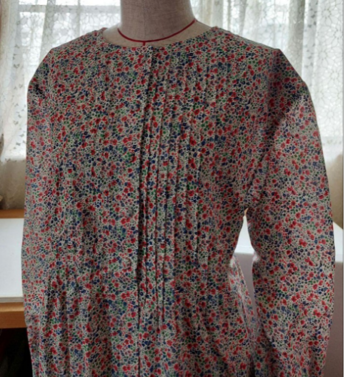 リバティ　胸元タック　ロングワンピース　ノーカラー