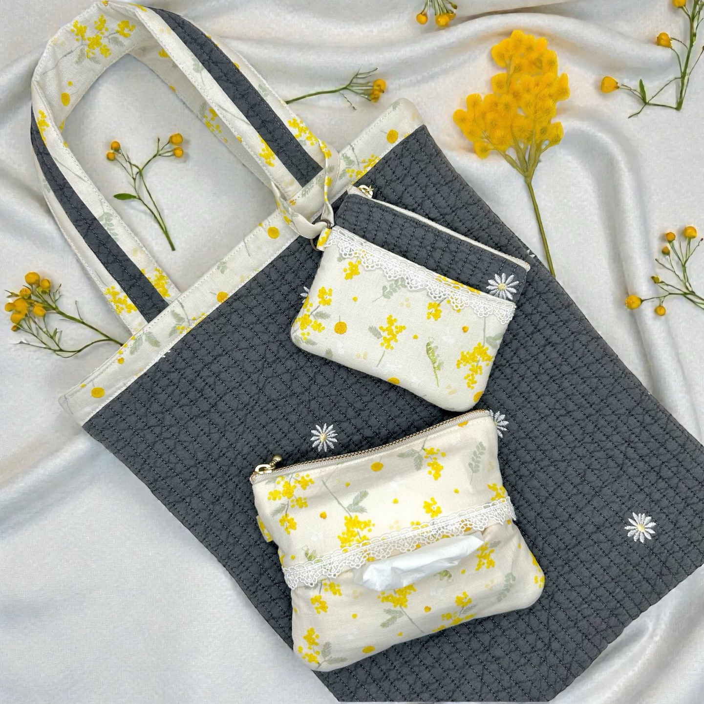 ༺ミモザ・春限定/数量限定༻ 刺繍ヌビのトートバッグ・ポーチ 2種類 | おそろい3点セット いちご柄 【受注制作】
