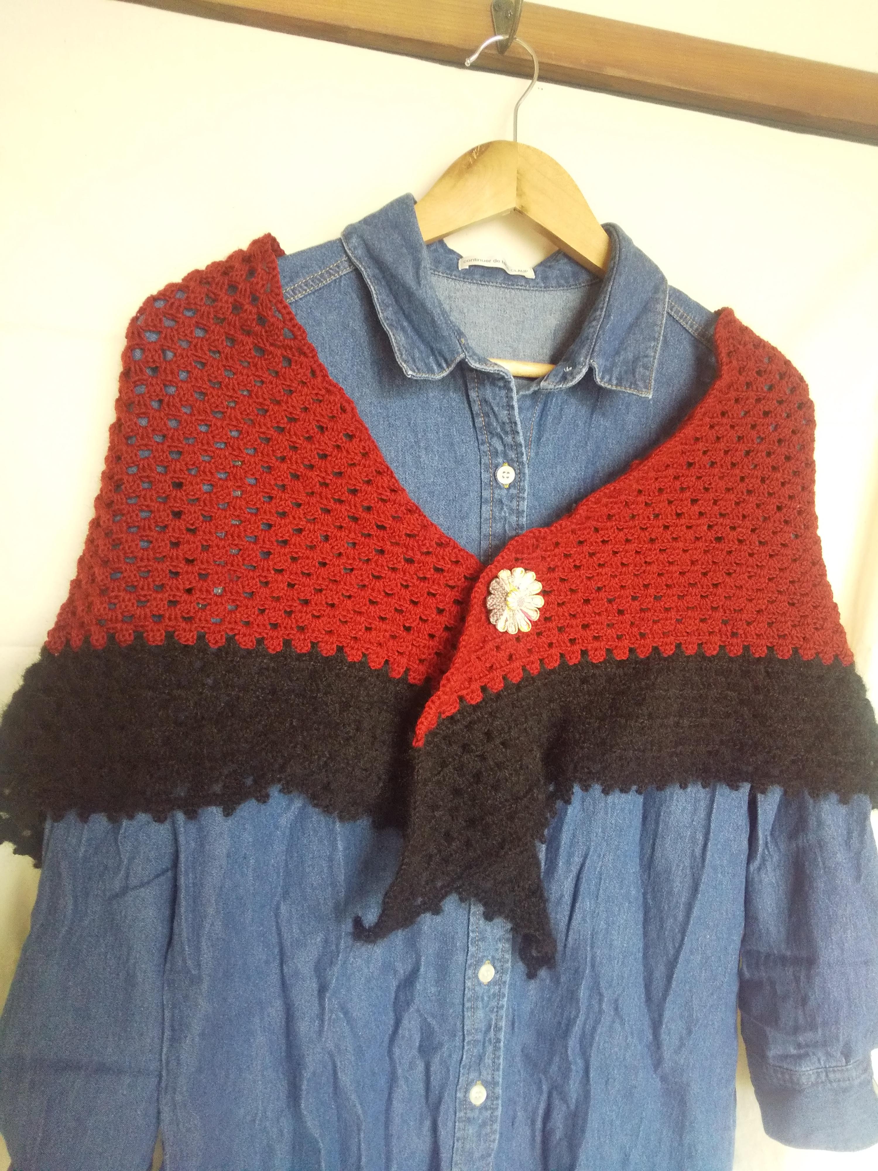 えんじ×ブラックカラーの三角ストール