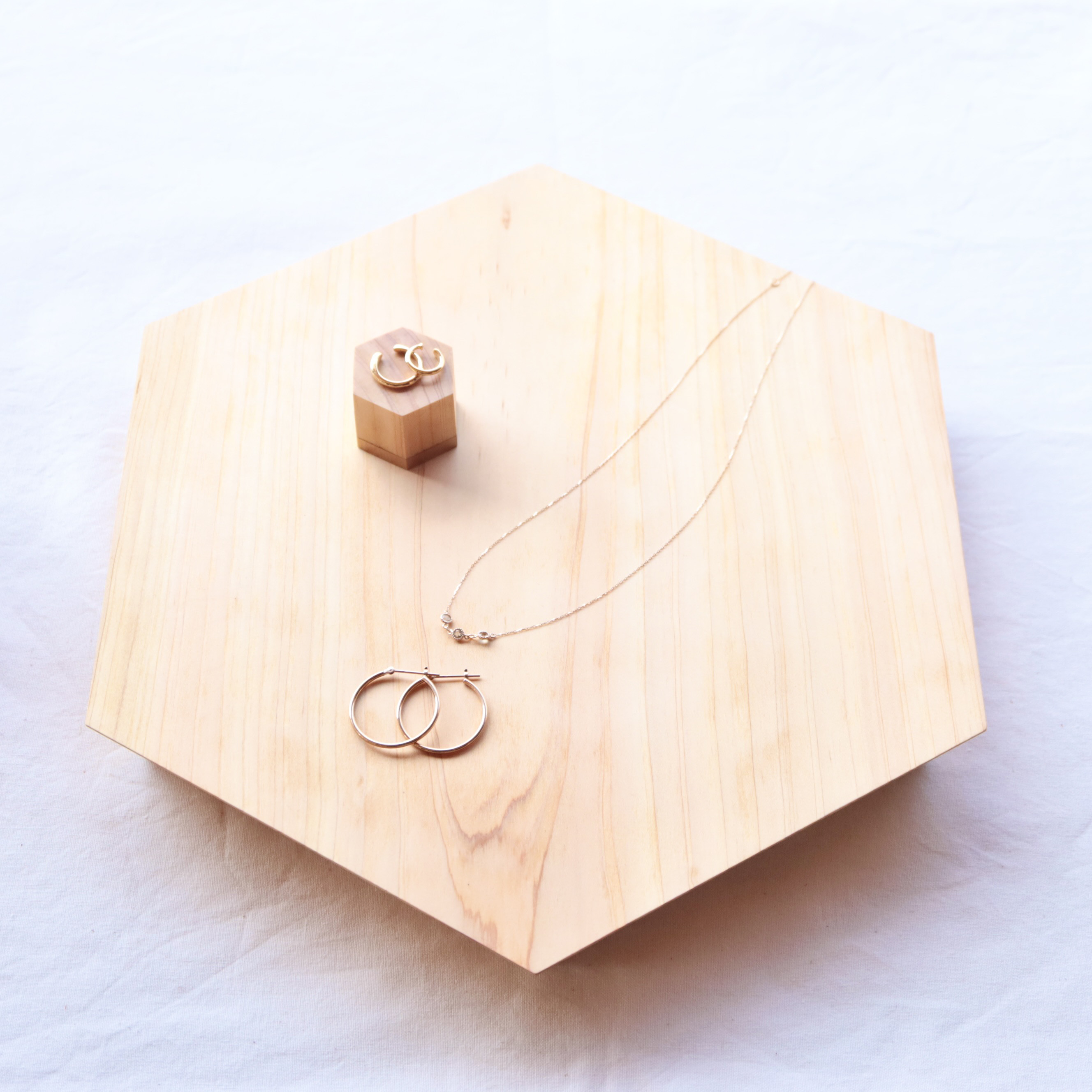 森林保全活動から生まれたヒノキのディスプレイ什器【大】