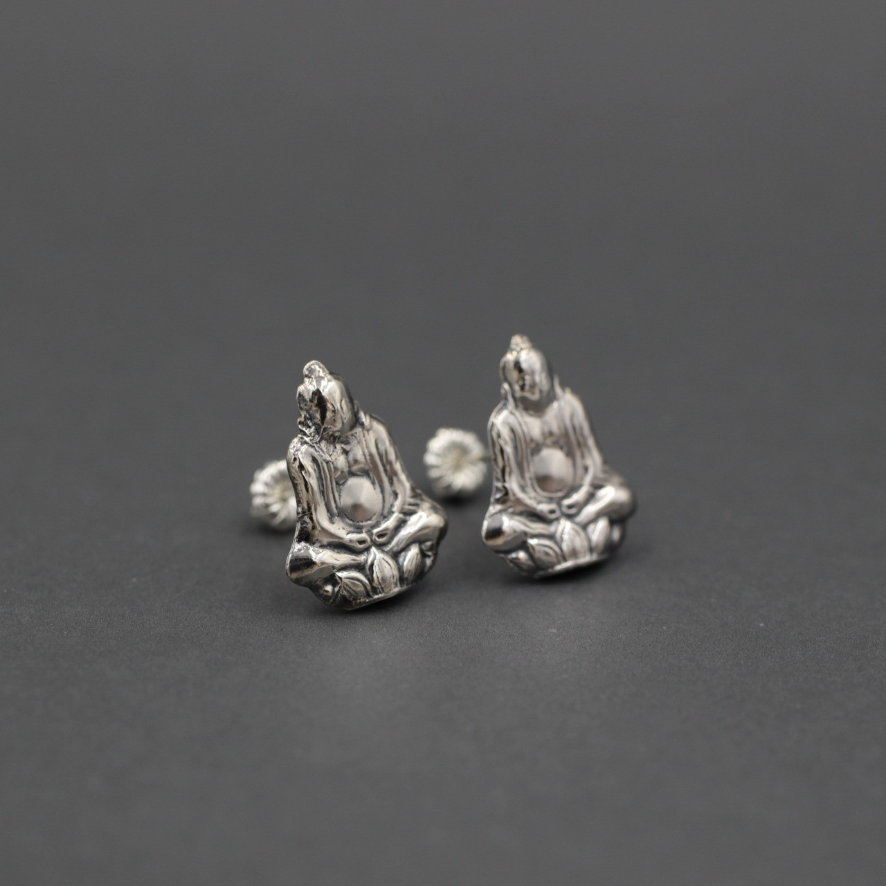 菩提樹に座る菩薩様（２機）