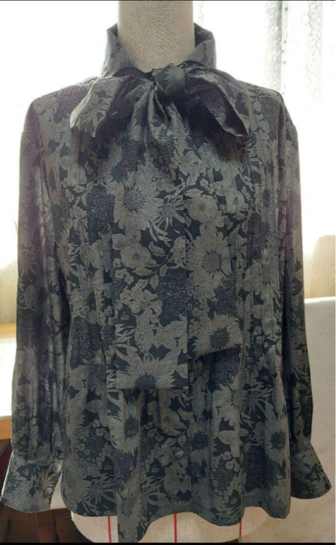 リバティ　ハンドメイドブラウス　タイリボン付き