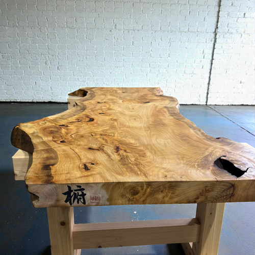 椨一枚板1720mm｜量感のある耳と穏やかな木理が美しい無垢天板 椨一枚板1720mm｜量感のある耳と穏やかな木理が美しい無垢天板