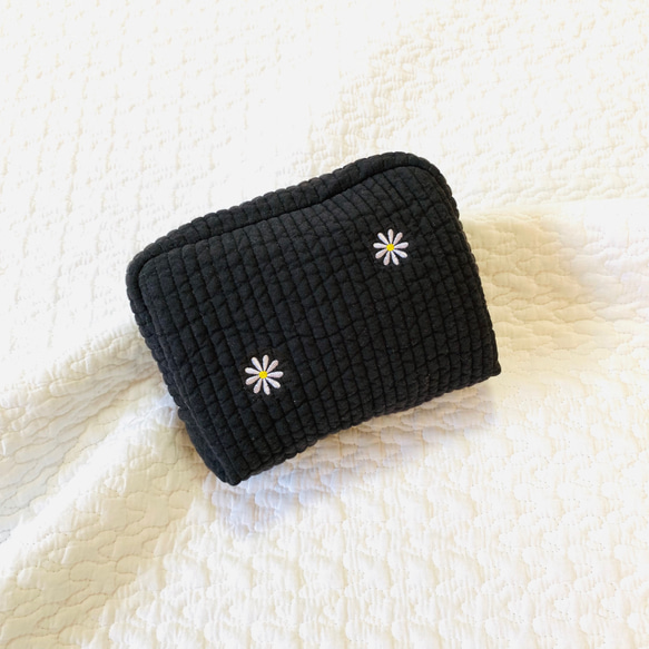 Mサイズ　マーガレット　選べるmini pouch  ポーチ　ヌビ　サニタリーポーチ　刺繍　コスメポーチ　小物入れ 2枚目の画像