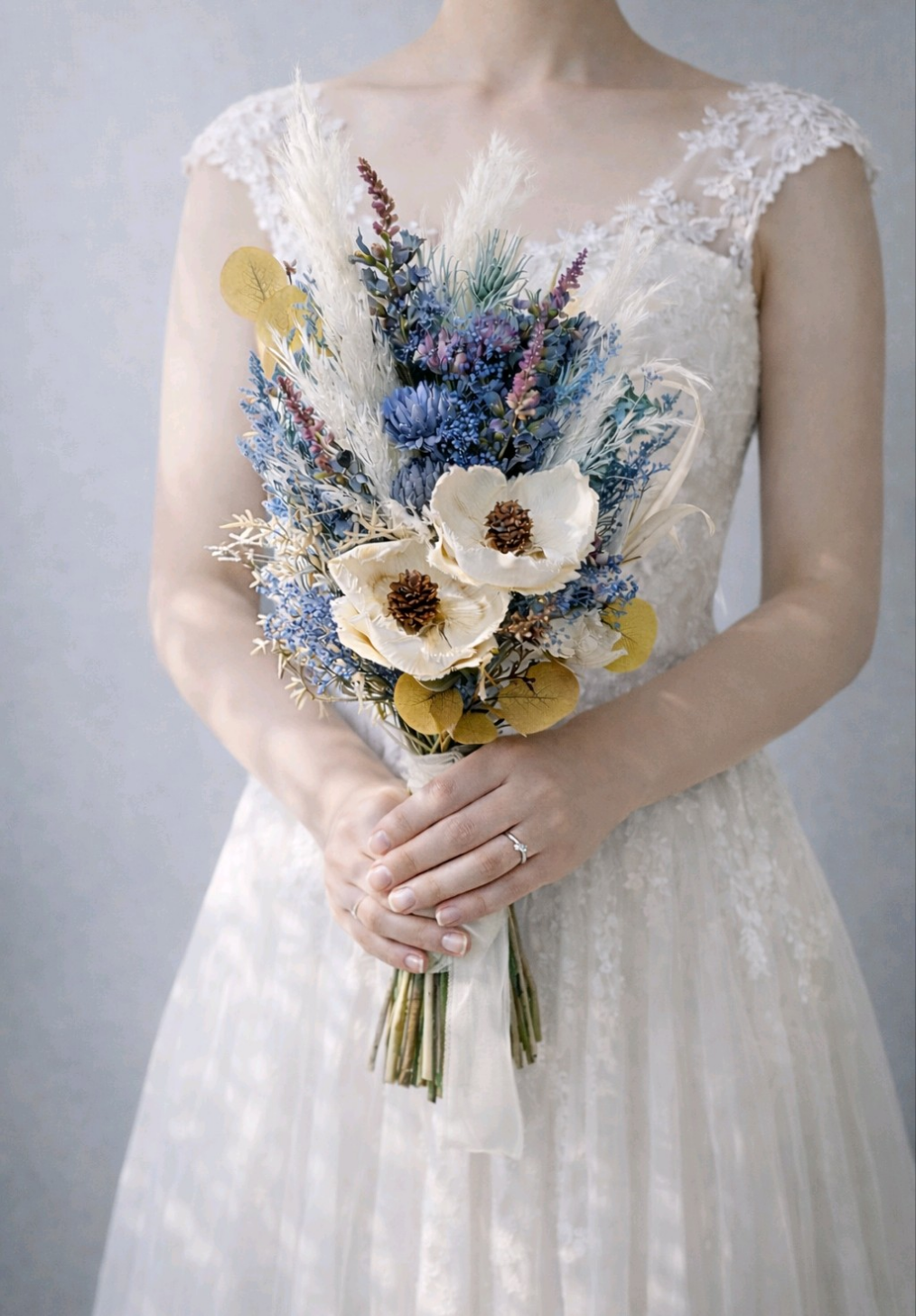 ホワイト×ブルーグレーのニュアンスブーケ｜アーティフィシャルフラワー｜和装洋装OK・ブートニア付き