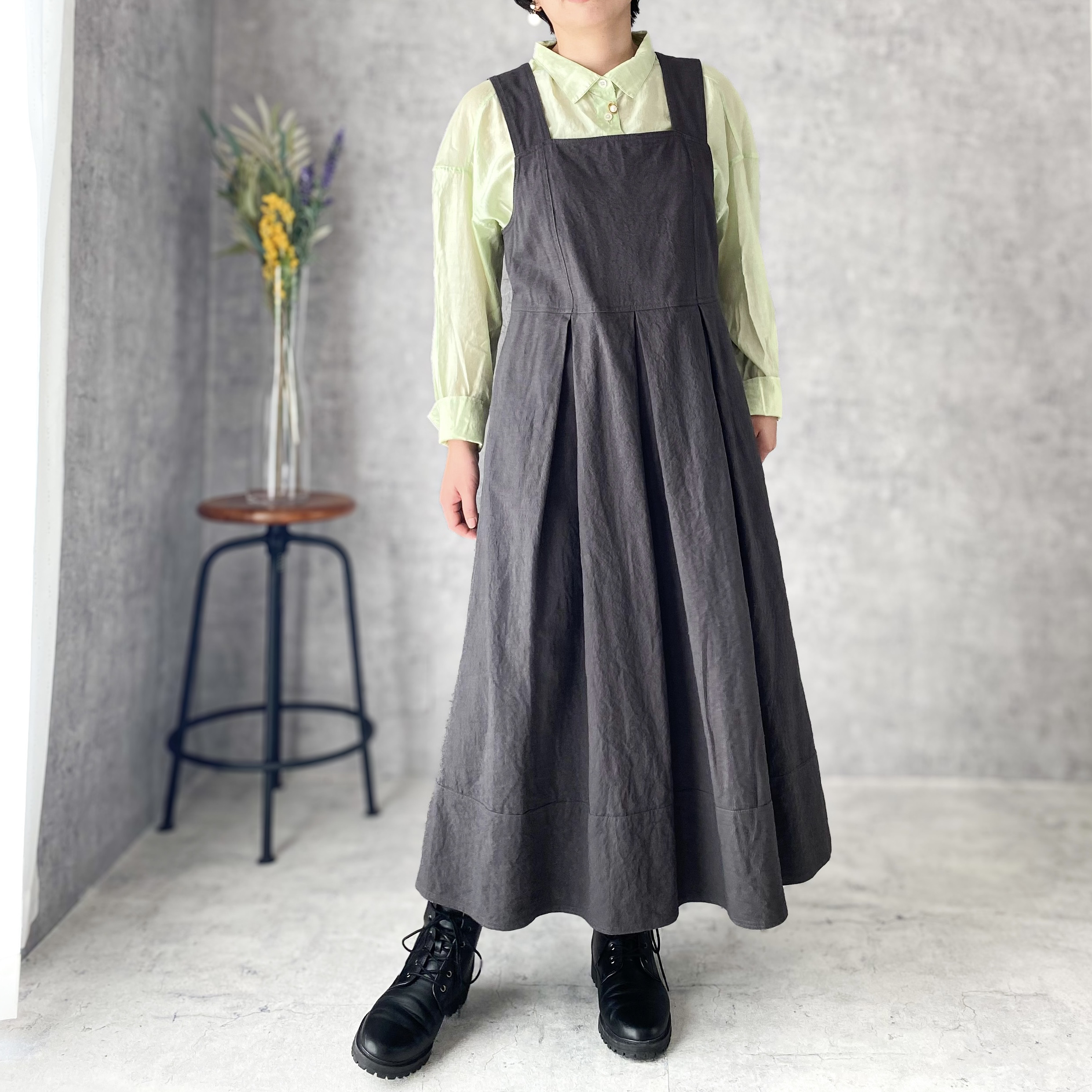 重ね着を楽しむ＊大人レトロなジャンパースカート〈チャコールグレー〉綿麻キャンバス タックスカート 春ワンピース
