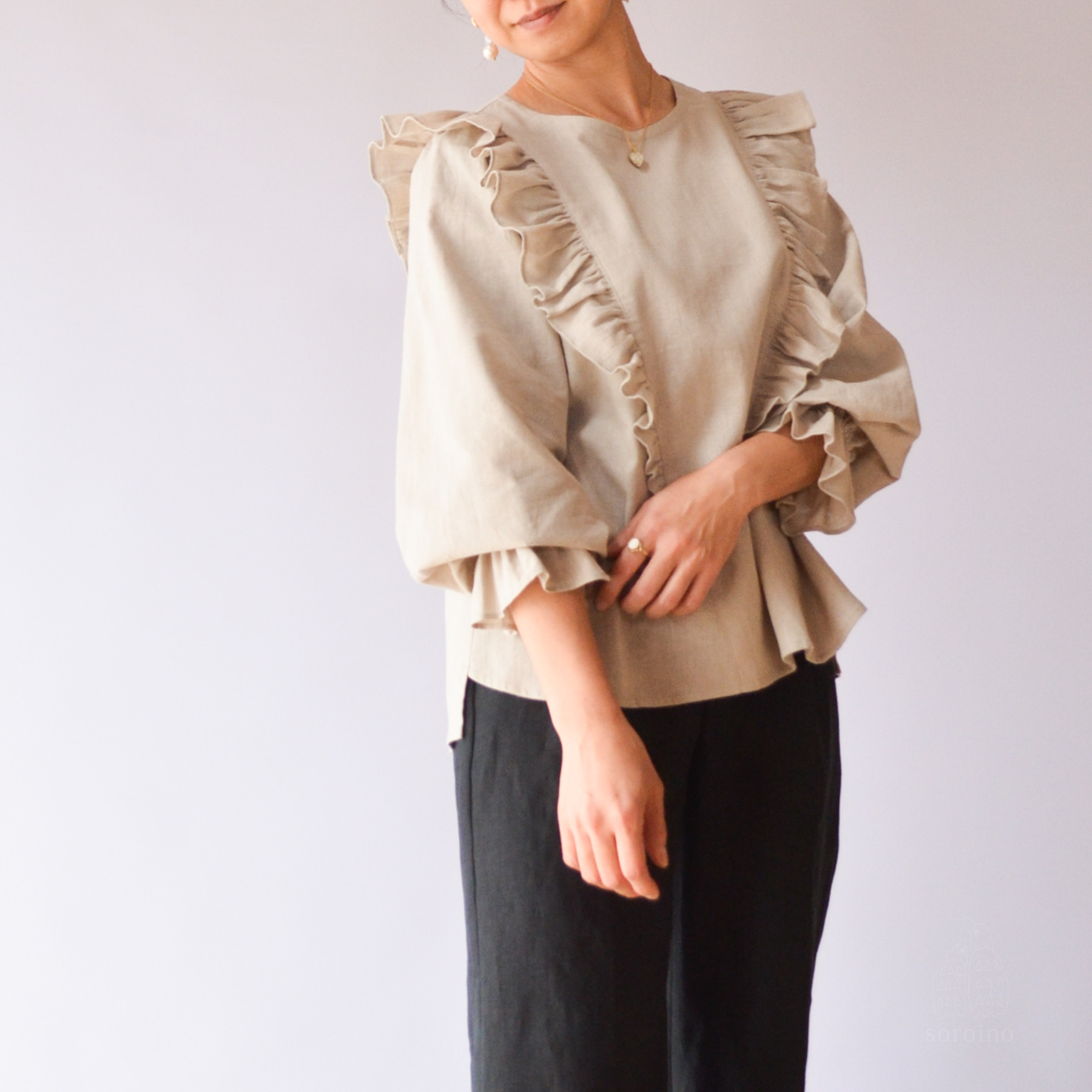 クローゼットに１枚あると万能な ハーフリネンのフリルブラウス　ベージュ