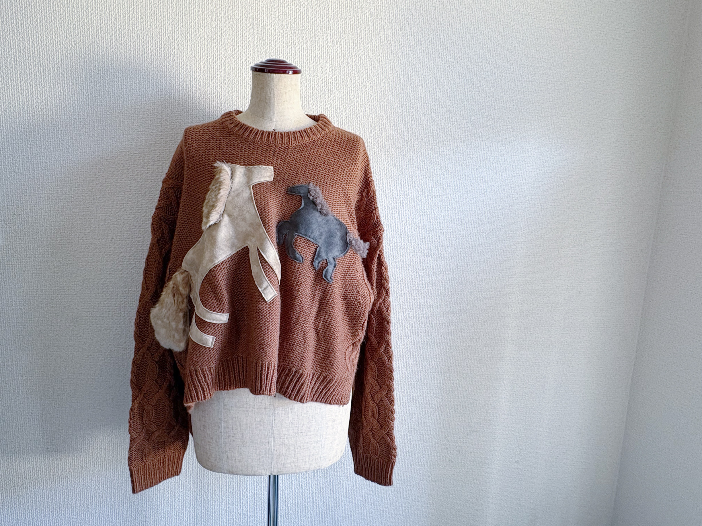 【お馬の親子　変わり織スリーブケーブルニット】