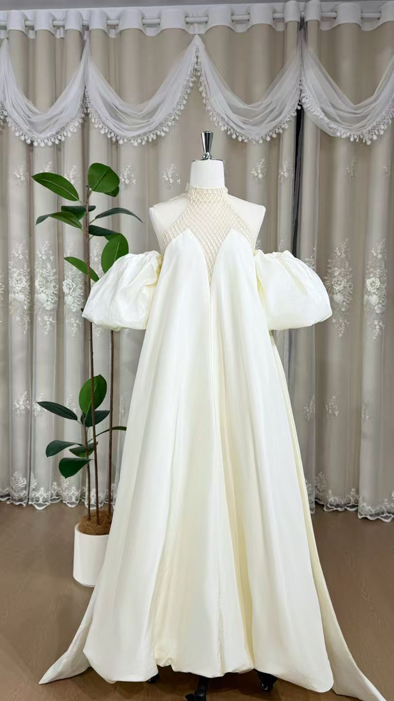 ホルターネック　サテン　オフホワイト　取り外し可能お袖　パフスリーブ　痩せて見える　フォトウェディングロケーション撮影