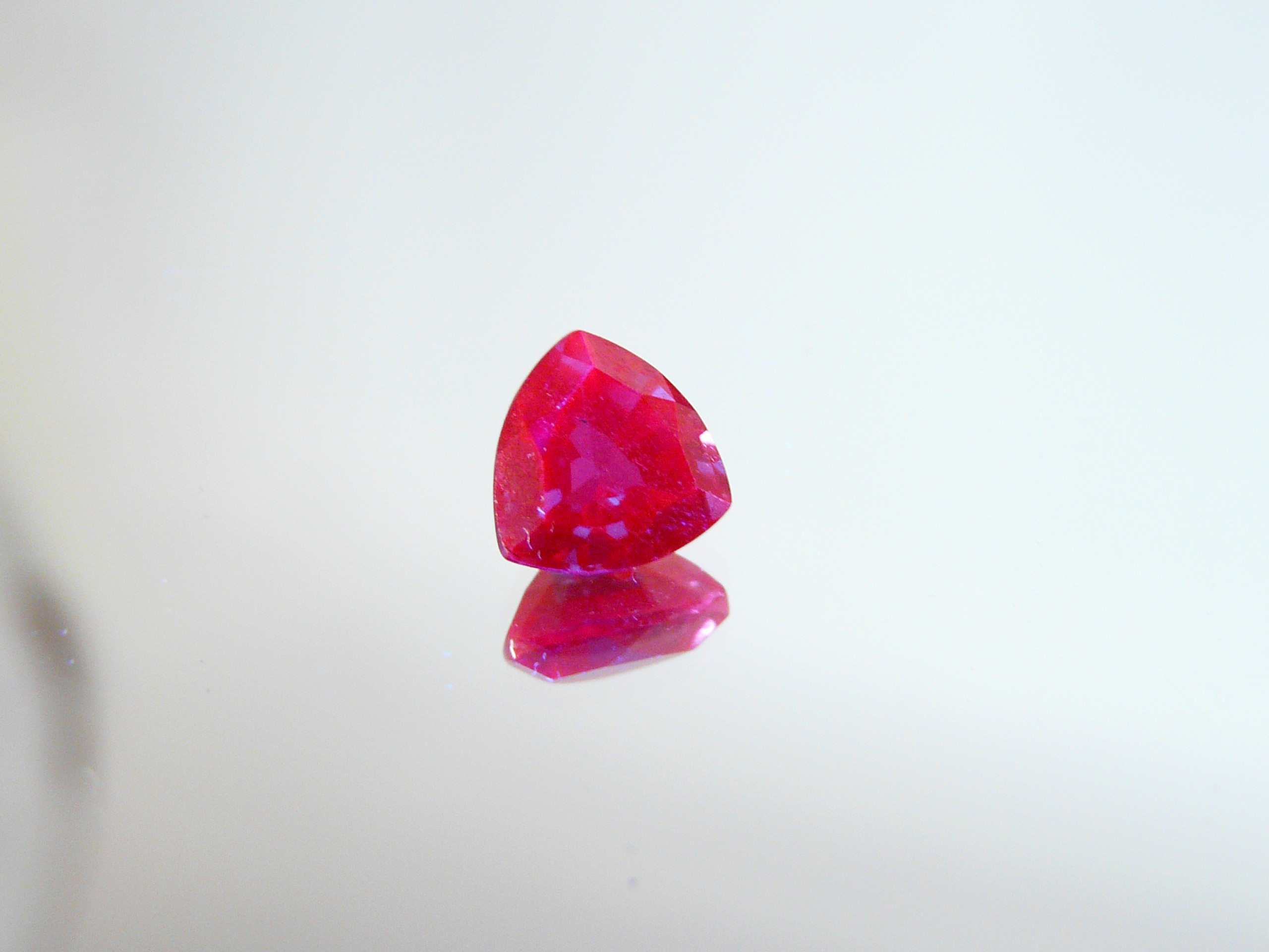 R264　変色効果(＠_＠;)　★合成アレキサンドライト★　ルース