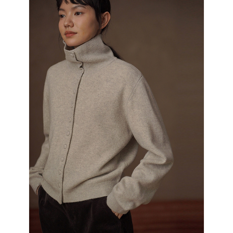 ふんわり軽やかな100%ウール 豊かに広がる柔らかさ ゆるっとスタンドカラーのスリミングカーディガン#971