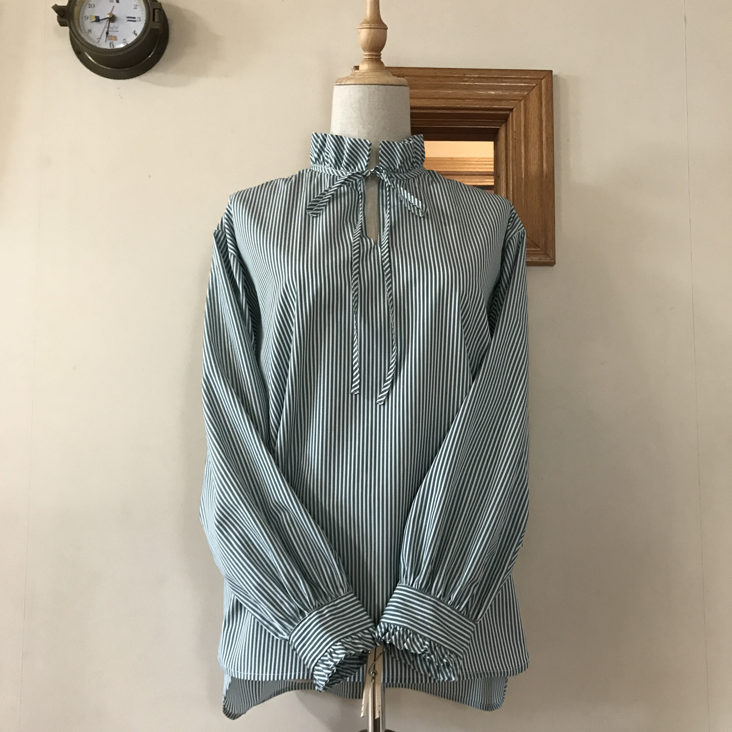 イタリア製ストライプコットンで作ったフリル細リボンブラウス