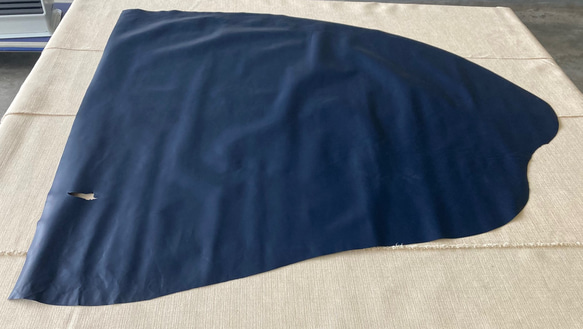 牛革　カット革　紺　ネイビー　ハンドメイド＃No.CL85-1　レザークラフト　本革 1枚目の画像