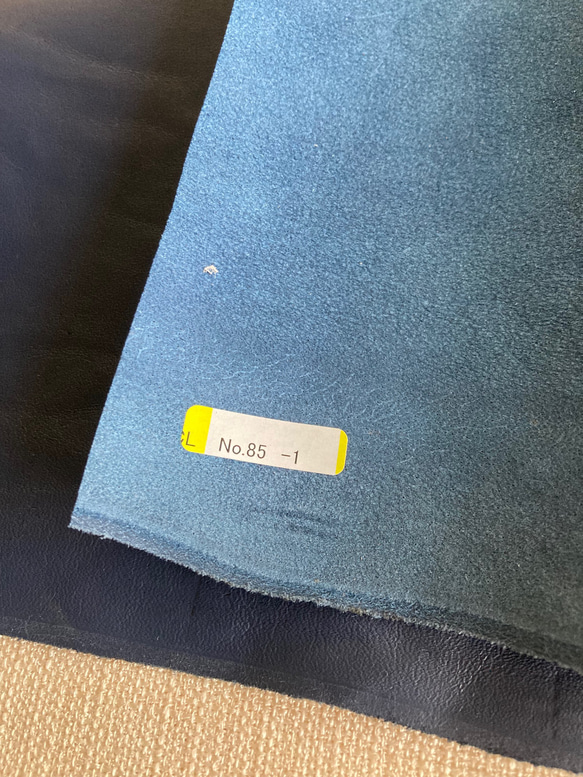 牛革　カット革　紺　ネイビー　ハンドメイド＃No.CL85-1　レザークラフト　本革 6枚目の画像